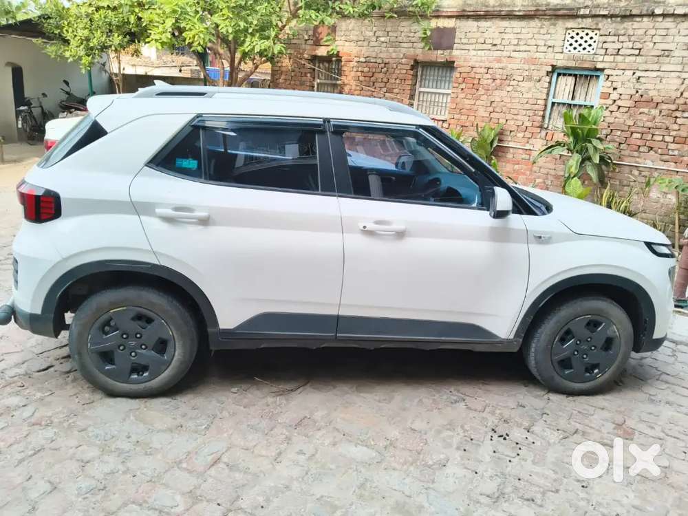 Hyundai Venue 2023 Petrol 28000 Km Driven