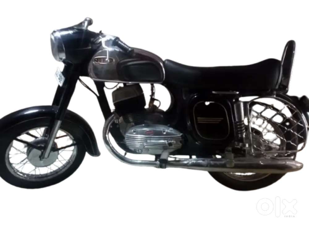 Yezdi 250 cc classic in black color in good condition