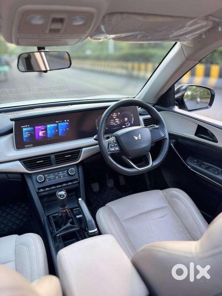 Mahindra Xuv700 Ax 5 Petrol Mt 7 Str (e), 2022, Petrol