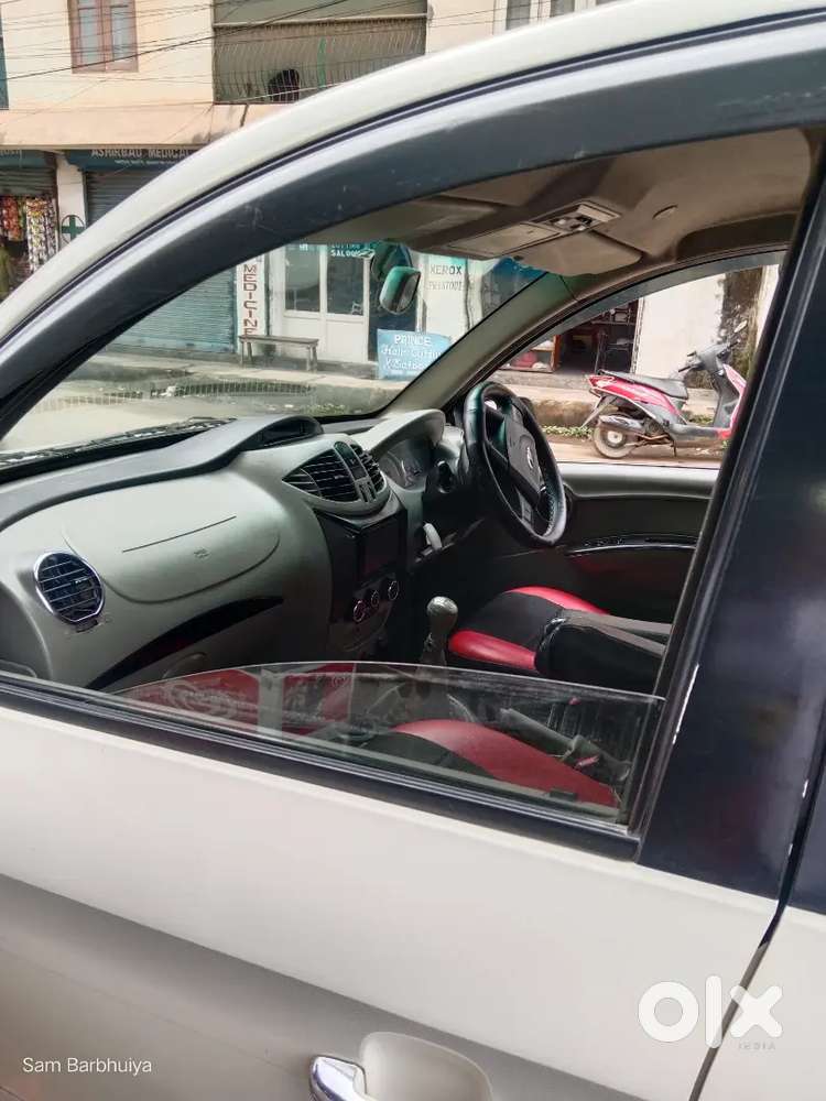 Mahindra Nuvosport N8 (7 Seater)