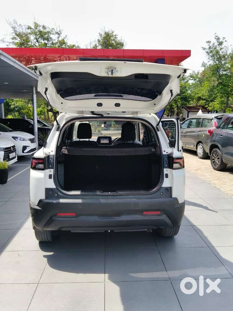 Maruti Suzuki Brezza 1.5 Lxi Smart Hybrid, 2023, Petrol
