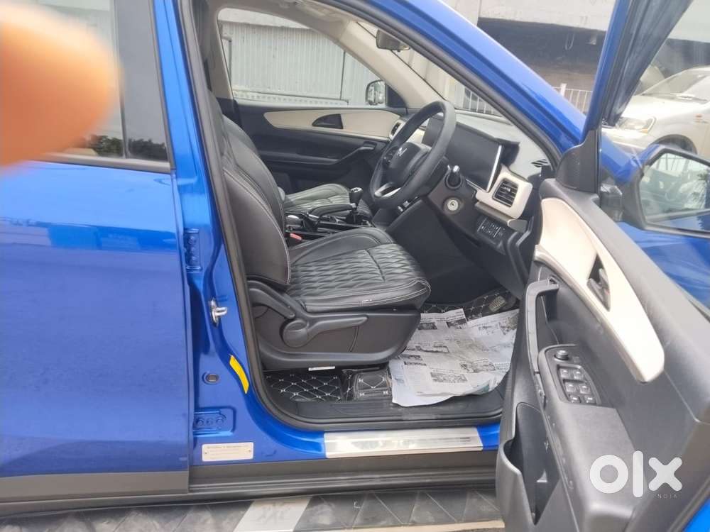 Mahindra Xuv700 2.0 Ax 5 Petrol Mt 7 Str, 2022, Petrol