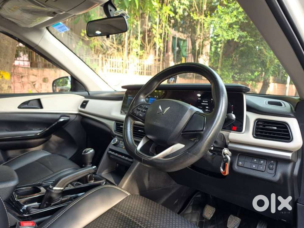 Mahindra Xuv700 2.0 Ax 5 Petrol Mt 7 Str, 2022, Petrol