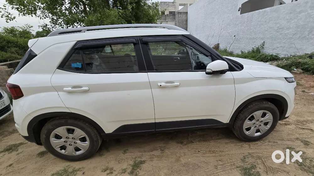 Hyundai Venue 2022 Petrol Well Maintained And Mid Variant