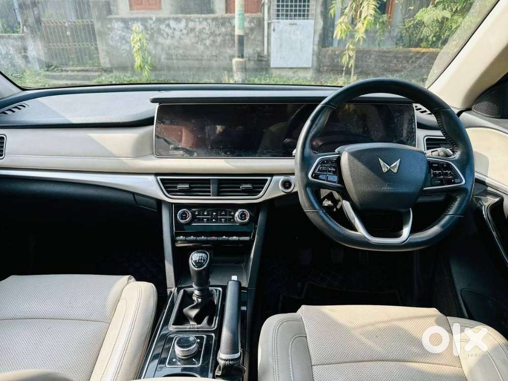 Mahindra Xuv700 2.0 Ax 7 Petrol Mt Str, 2022, Petrol