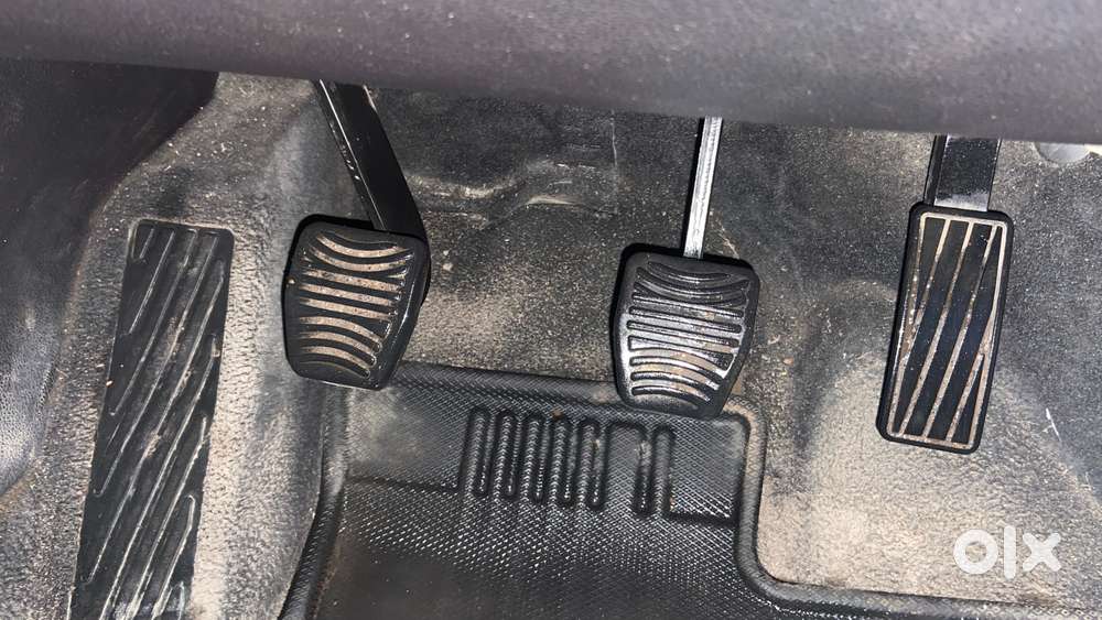 Mahindra Xuv700 2.0 Mx Petrol Mt 5 Str, 2023, Petrol