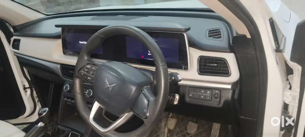 Mahindra Xuv700 2022 Petrol 26000 Km Driven