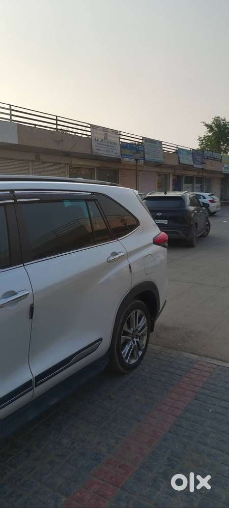 Innova Hycross