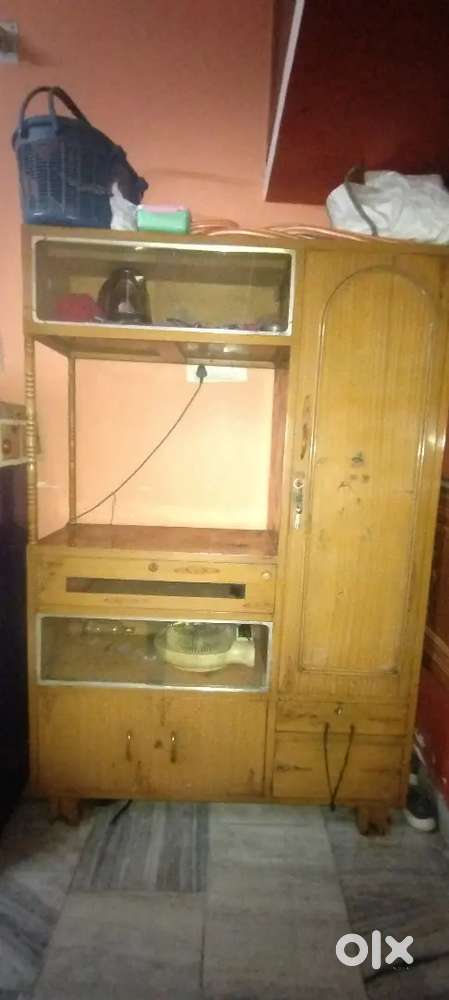 This is old show case and it has some issues like the mirror is broken