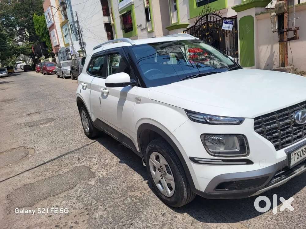 Only 43,000 Kms Hyundai Venue Petrol 2021