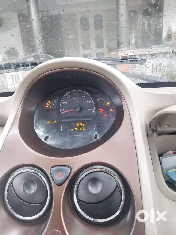 Center Lock. Power Steering Reverse Camera. Neat Condition