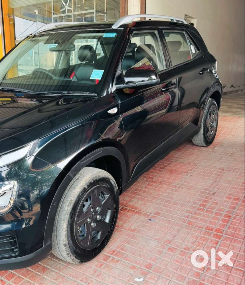 Hyundai Venue 2024 Petrol Well Maintained