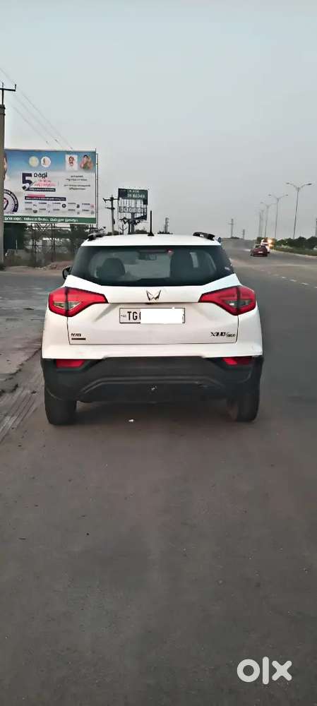 Mahindra Xuv300 W6 Amt 2023  Sunroof  Excellent Condition