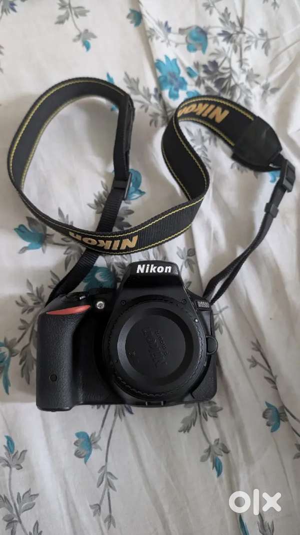 DSLR Camera - Nikon D5500 with 18-140mm lens