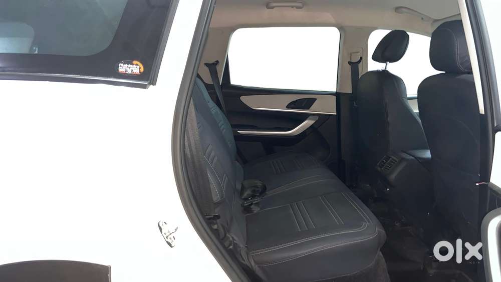 Mahindra Xuv700 2.0 Mx Petrol Mt 5 Str, 2023, Petrol