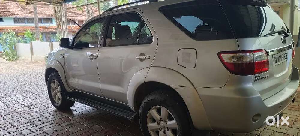 Toyota Fortuner Legender 2010 Diesel 200000 Km Driven