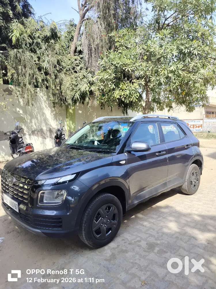Hyundai Venue 2025 Petrol 4000 Km Driven