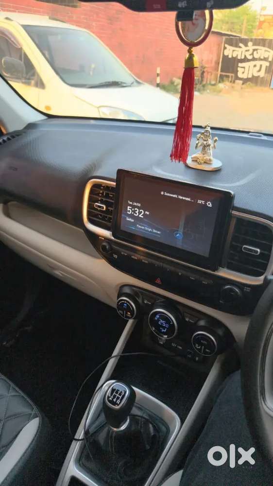Hyundai Venue 2025 Petrol 14500 Km Driven