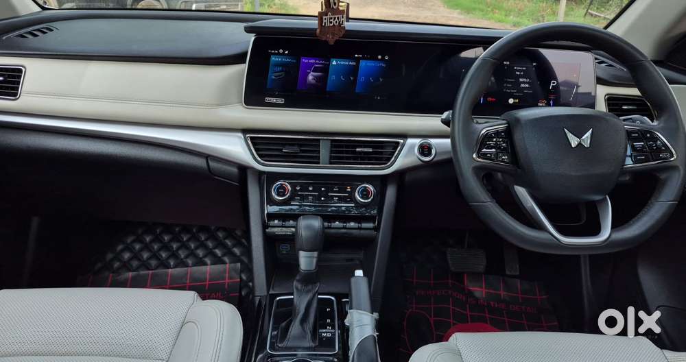 Mahindra Xuv700 2.0 Ax 7 Petrol At Str, 2024, Petrol