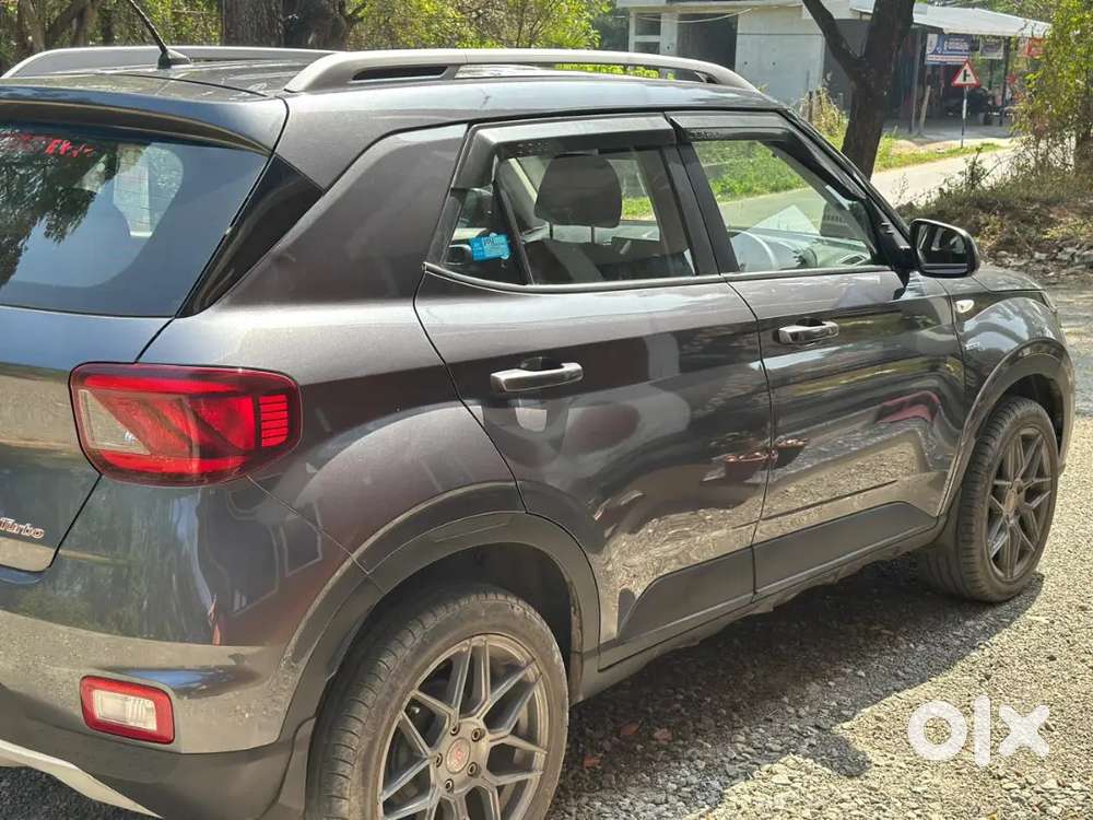 Hyundai Venue 2021 Petrol 29500 Km Driven