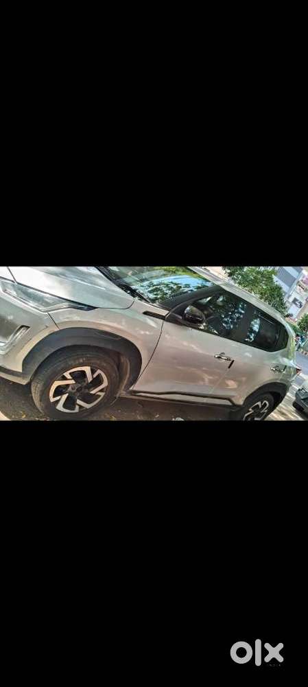 Nissan Magnite 1.0 Xv Premium, 2022, Petrol