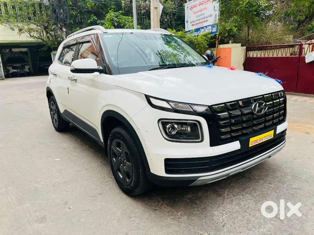 Hyundai Venue 2023 Petrol 6500 Km Driven