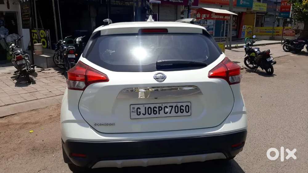 Nissankicks Xv Premium Cvt Petrol White Top Model  Well Maintained