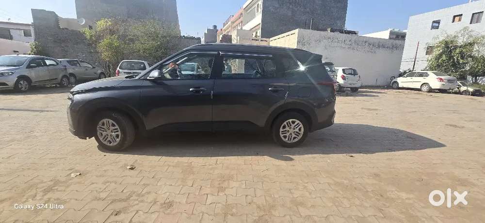 Kia Carens 2024 Petrol Well Maintained