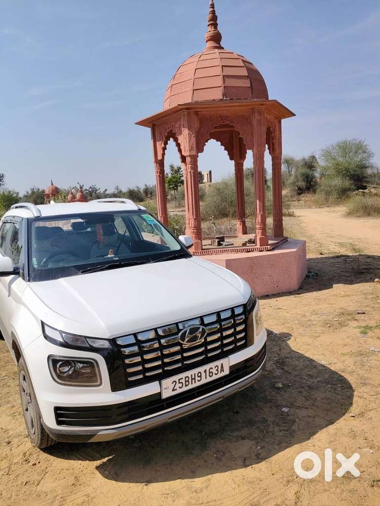 Hyundai Venue 2025 Petrol Well Maintained