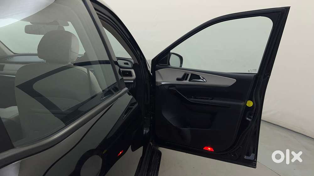 Mahindra Xuv700 2.0 Ax 7 Petrol At Luxury Pack Str, 2024, Petrol