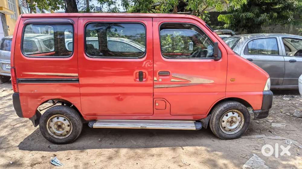 Maruti Eeco Red Colour