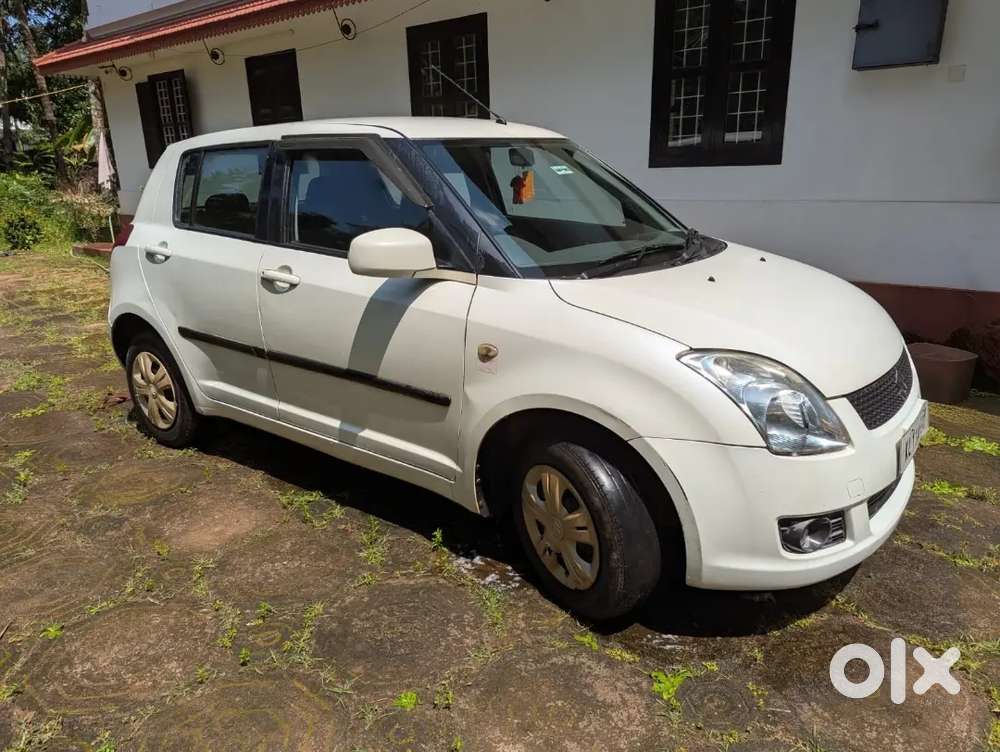 Maruthi Suzuki Swift 2010petrol 90000km Driven