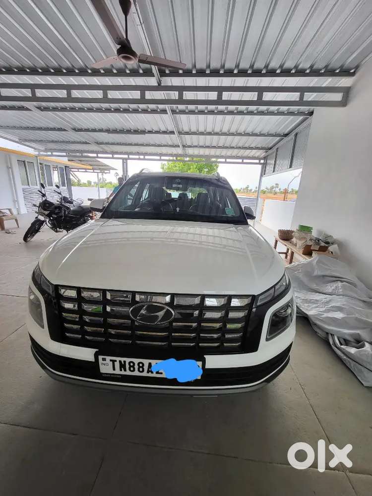 Hyundai Venue 2023 Petrol 6713 Km Driven