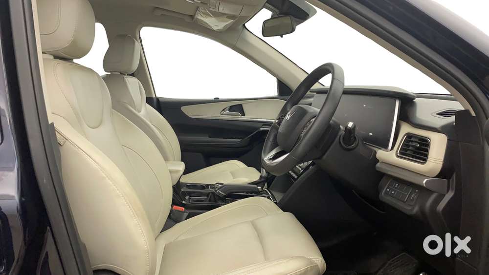 Mahindra Xuv700 2.0 Ax 7 Petrol At Str, 2024, Petrol