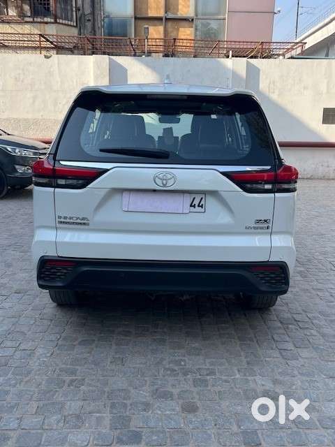 Toyota Innova Hycross 2.0 Zx (o) Hybrid 7 Str, 2023