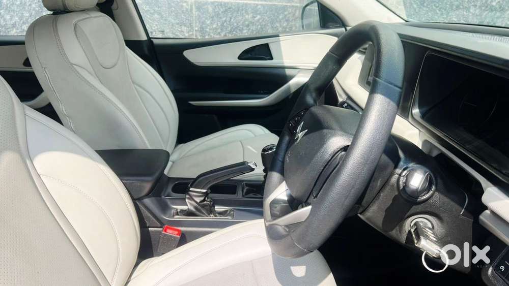 Mahindra Xuv700 2.0 Mx Petrol Mt 5 Str, 2023, Petrol