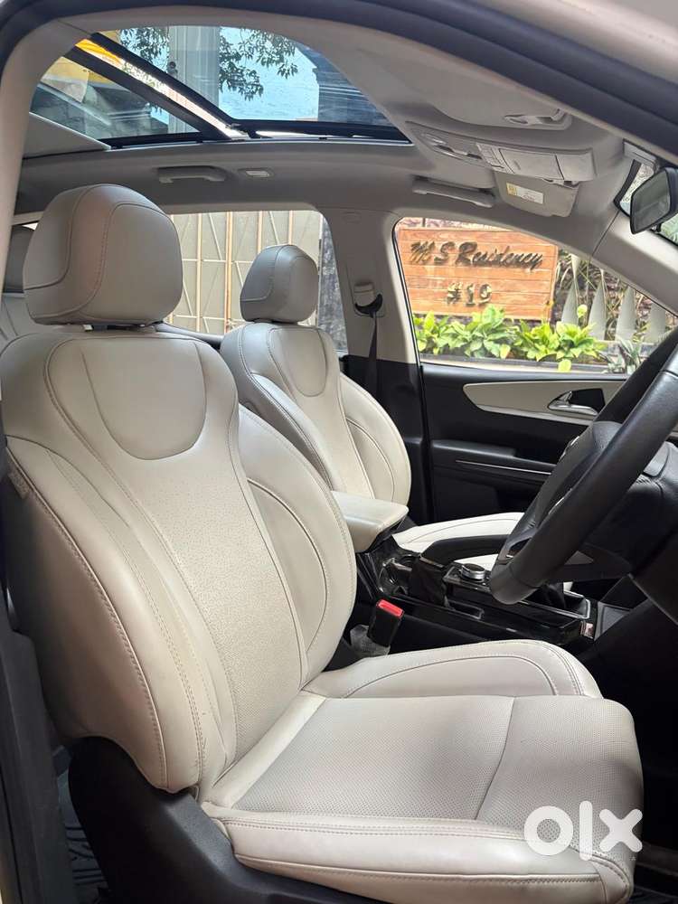 Mahindra Xuv700 2.0 Ax 7 Petrol Mt Str, 2025, Petrol