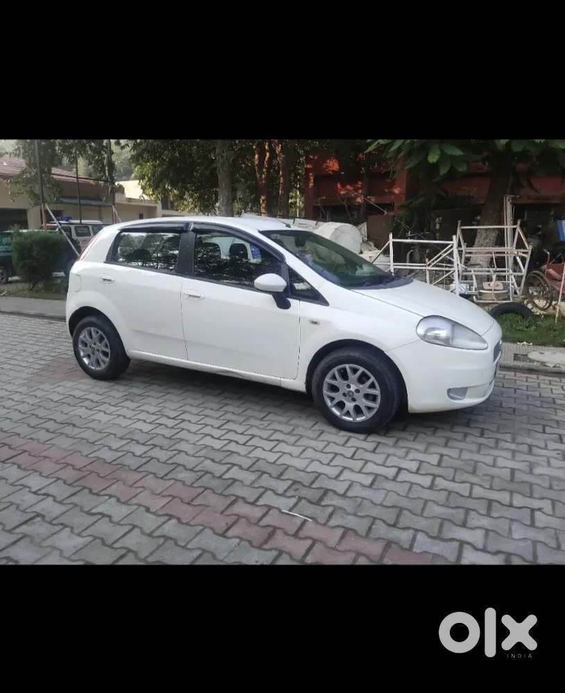 Fiat_punto_diesel_2011_chandigarh_number