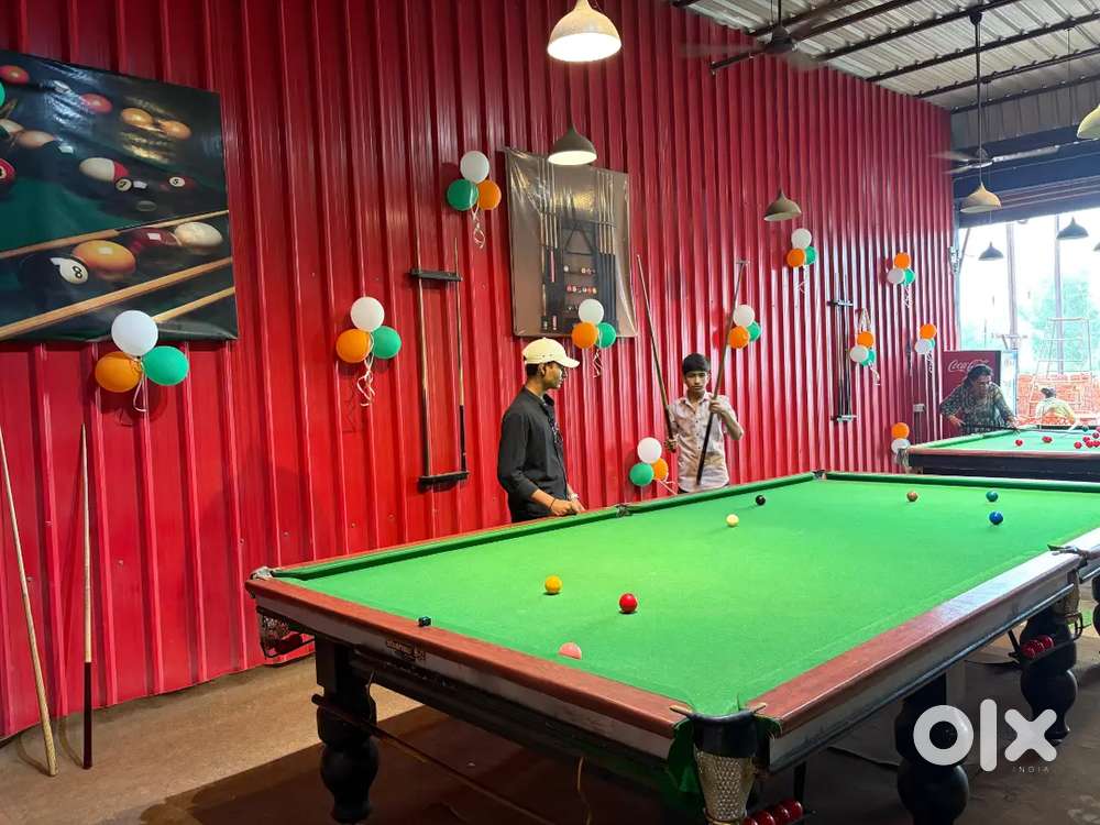 Pool and snooker table