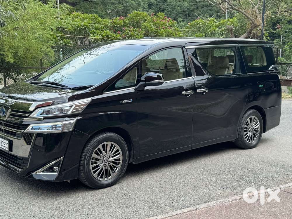 Toyota Vellfire 2.5 Executive Lounge, 2023, Cng & Hybrids