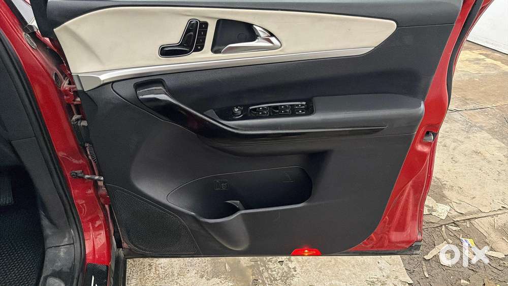 Mahindra Xuv700 2.0 Ax 7 Petrol Mt Str, 2021, Petrol