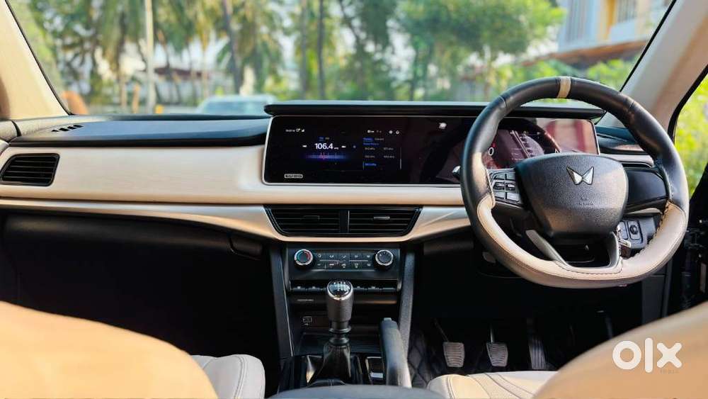 Mahindra Xuv700 2.0 Ax 5 Petrol Mt 7 Str, 2022, Petrol
