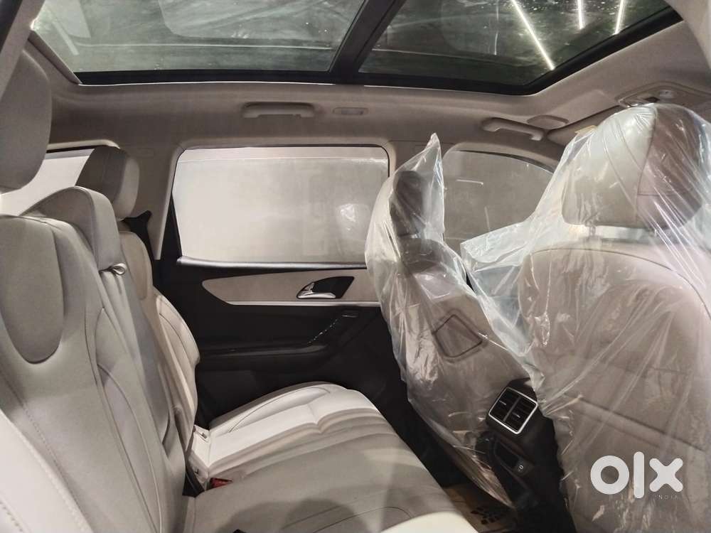 Mahindra Xuv700 2.0 Ax 7 Petrol At Luxury Pack Str, 2023, Petrol