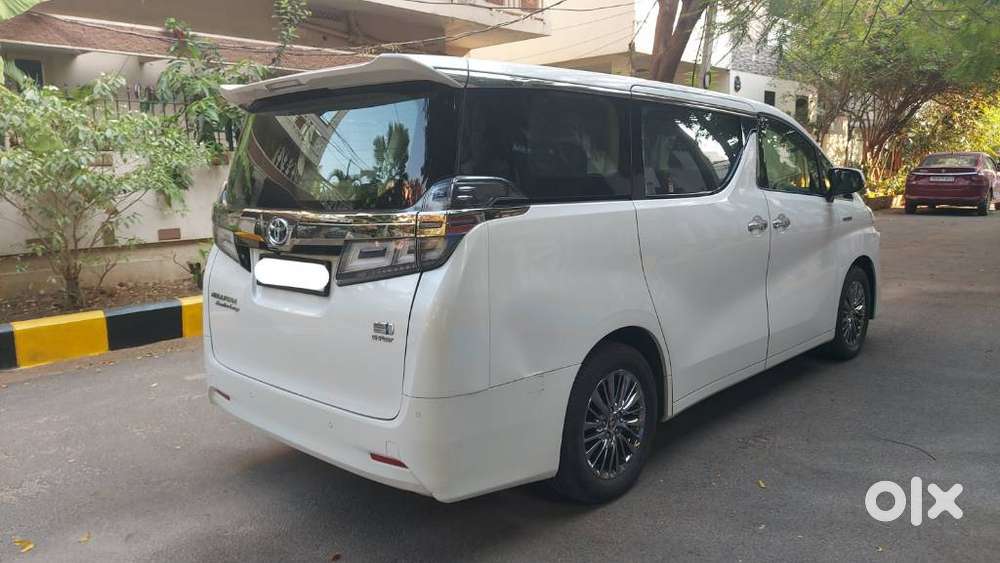 Toyota Vellfire 2.5 Executive Lounge, 2023, Cng & Hybrids