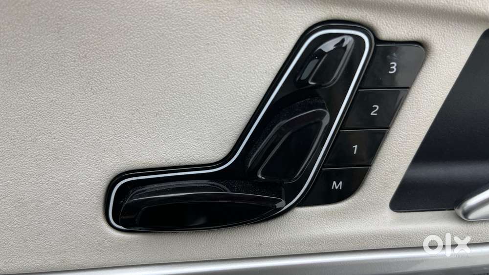 Mahindra Xuv700 2.0 Ax 5 Petrol Mt 7 Str, 2023, Diesel