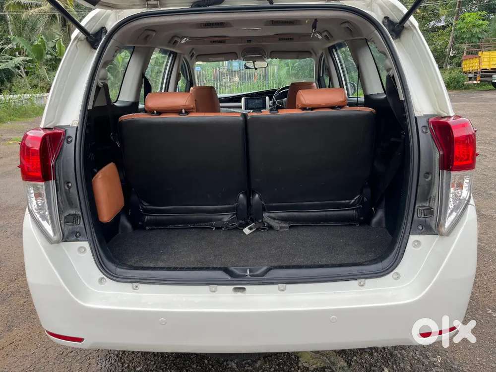 Innova Crysta 2016 V Well Maintained