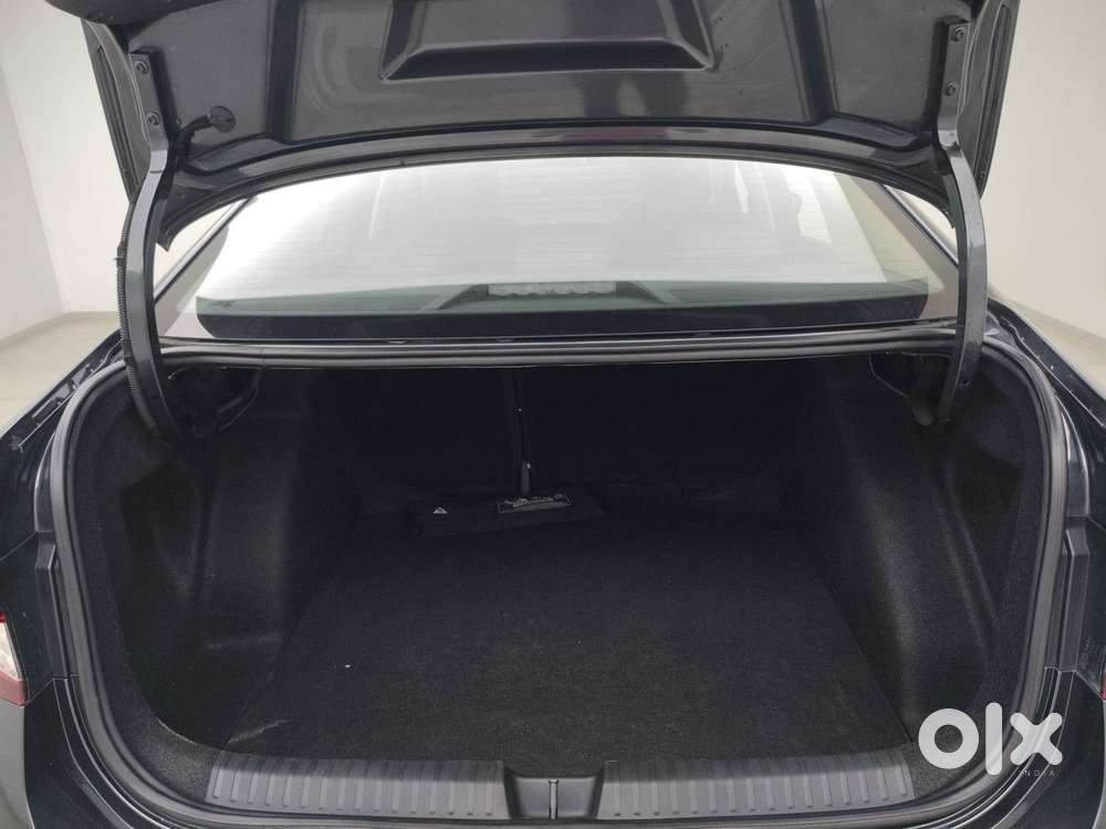 Skoda Slavia Style 1.0l Tsi Mt, 2023, Petrol