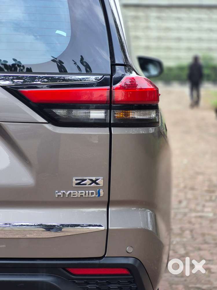 Toyota Innova Hycross