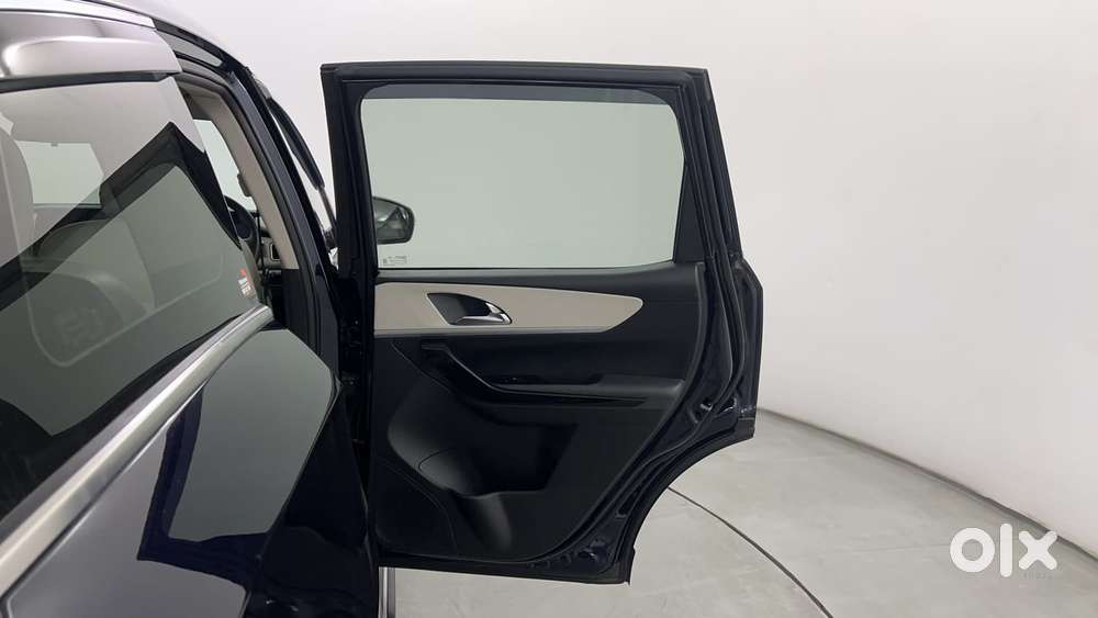 Mahindra Xuv700 2.0 Ax 7 Petrol Mt Str, 2023, Petrol