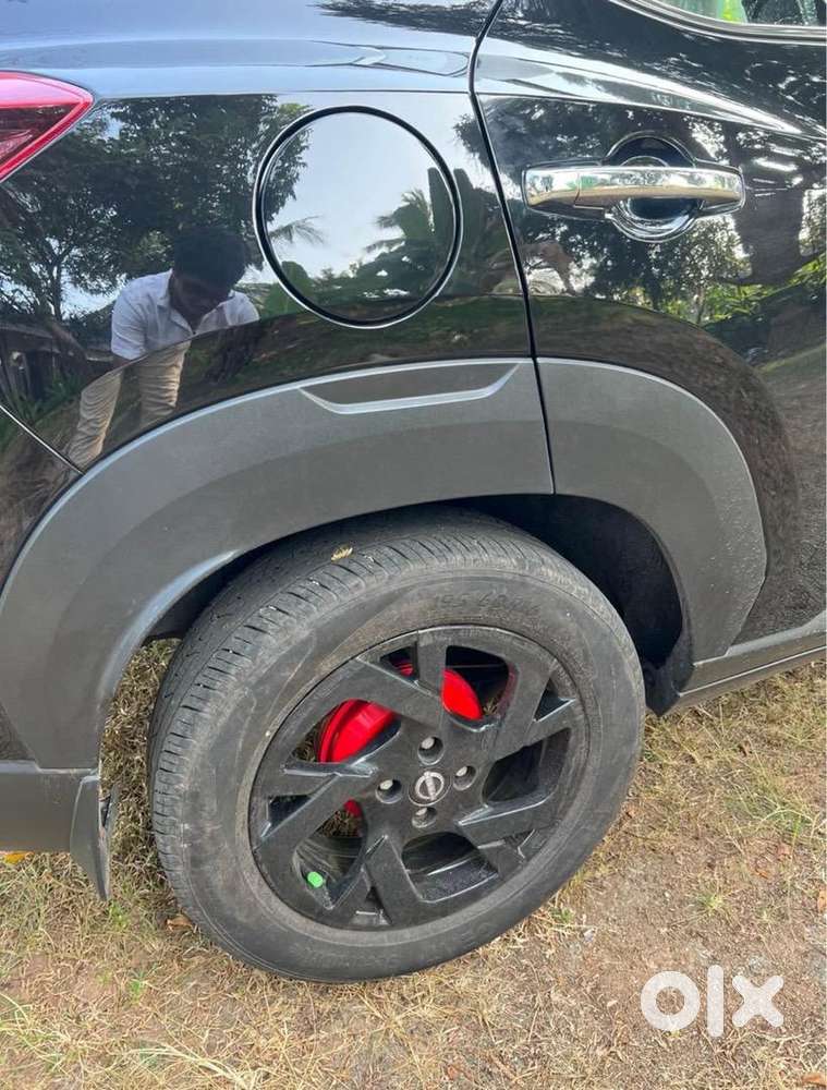 0070 Nissan Magnite 20k Km Only. Top Model. Kuro Full Black Car